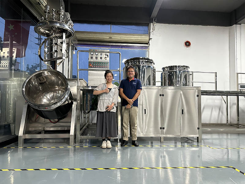 Internationale Kunden besichtigen Emulgiergef&auml;&szlig;e