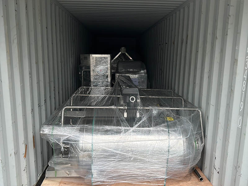 Beladung und Abfahrt des Wasseraufbereitungsbeh&auml;lters