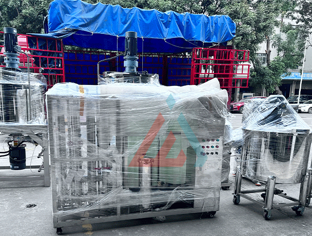 Emulgiertopf und Wasseraufbereitung warten auf Verladung und Versand