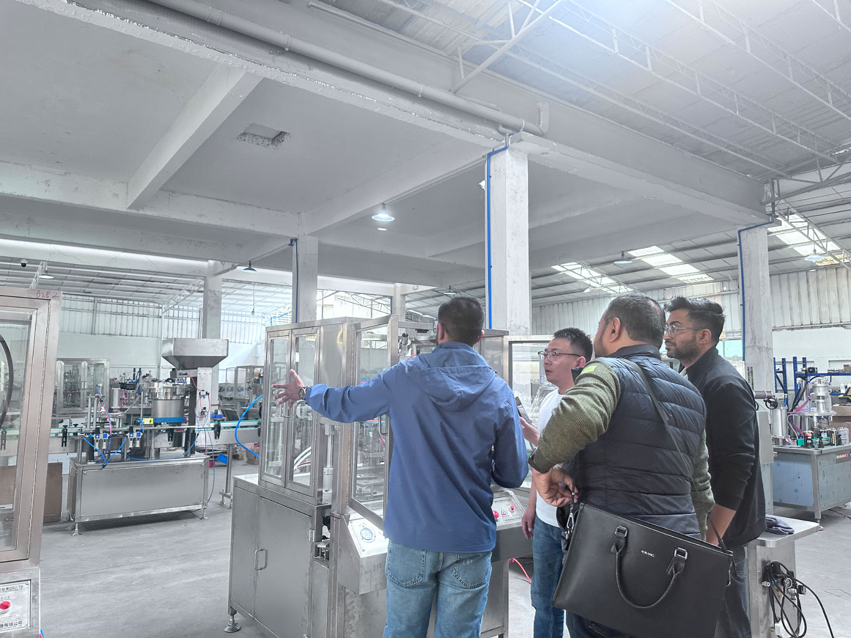 Indische Kunden besuchen Wejing Company: Zeuge der Innovation und Qualität der Aerosolfüllungstechnologie