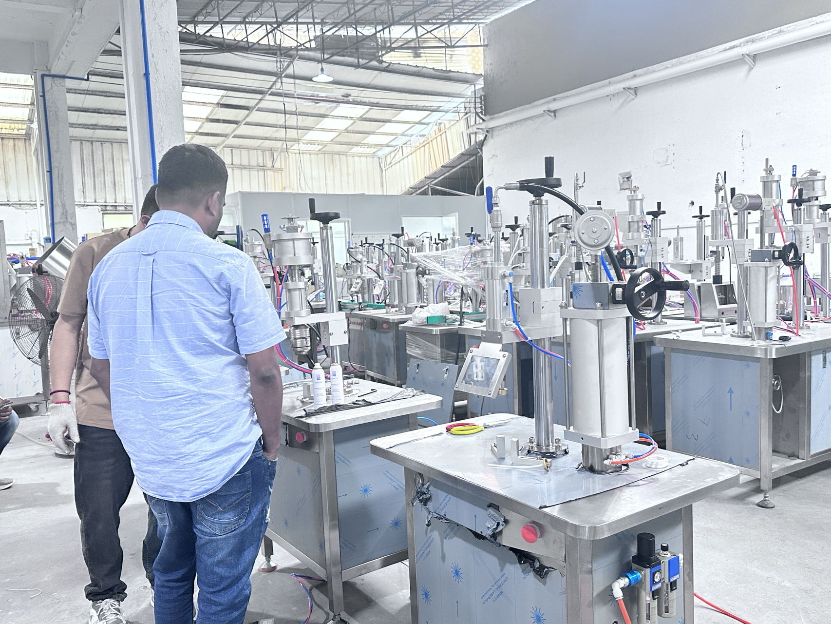 Semiautomatische Aerosolfüllmaschine hilft eine präzise Hautpflege