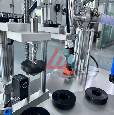 Tubenf&uuml;ll- und Verschlie&szlig;maschine