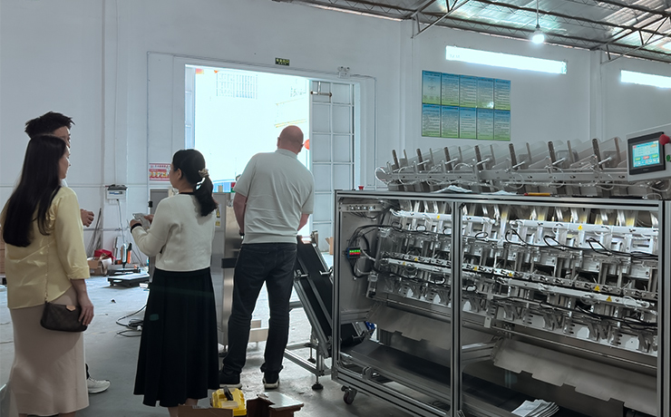  Ein Werksbesuch, ein Gespräch: Der Weg eines usbekischen Kunden in die Produktion von Tuchmasken